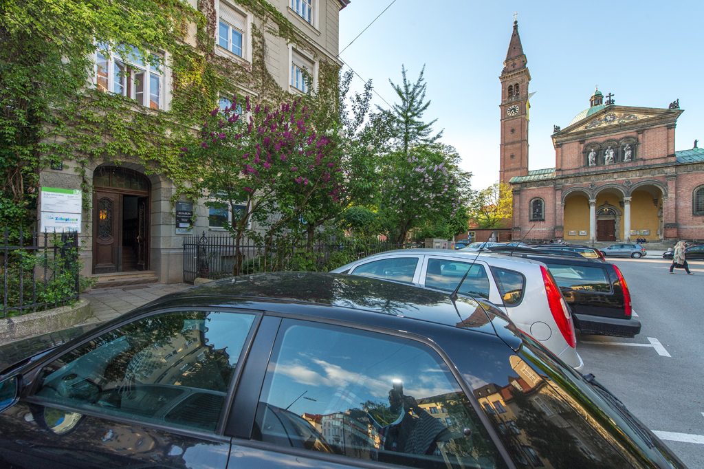 Die Praxis befindet sich gegenüber der St. Ursula Kirche, Friedrichstraße, Ecke Kaiserstraße. Parkplätze gibt es gegen eine geringe Parkgebühr. Ein Parkausweis ist an der Rezeption erhältlich.